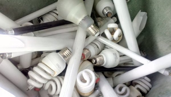 Власти Уральска отказываются утилизировать рассыпанные у спецконтейнера ртутьсодержащие лампы до завершения тендера