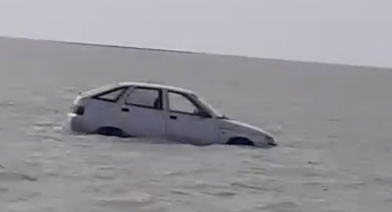 10 cars flooded due to rising water levels in the Caspian Sea