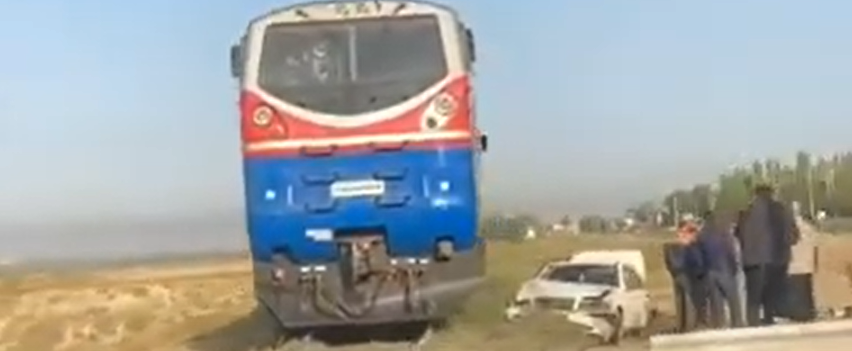 Поезд и легковой автомобиль столкнулись в Шымкенте