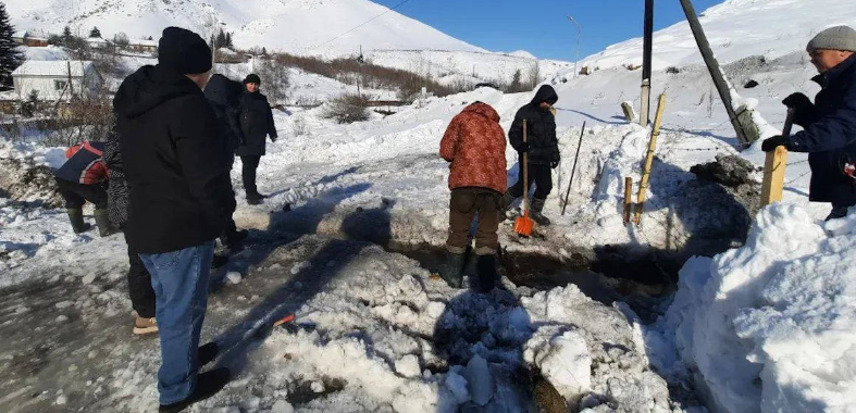 Выход на поверхность подземных вод и прорыв водопровода произошли в ВКО