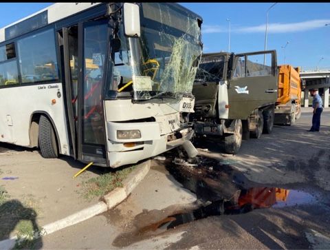 13 пассажиров попали в больницу в результате столкновения КамАЗа с автобусом в Нур-Султане