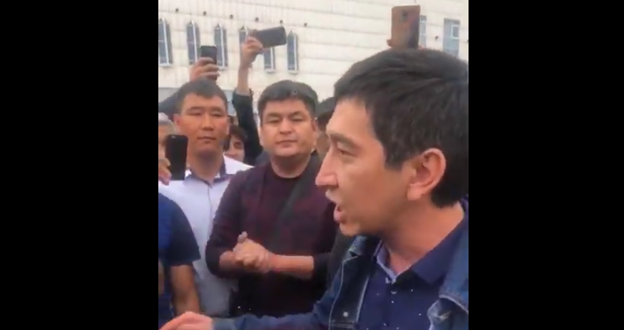 Собравшиеся возле кинотеатра «Целинный» в Алматы требуют освобождения Рината Заитова
