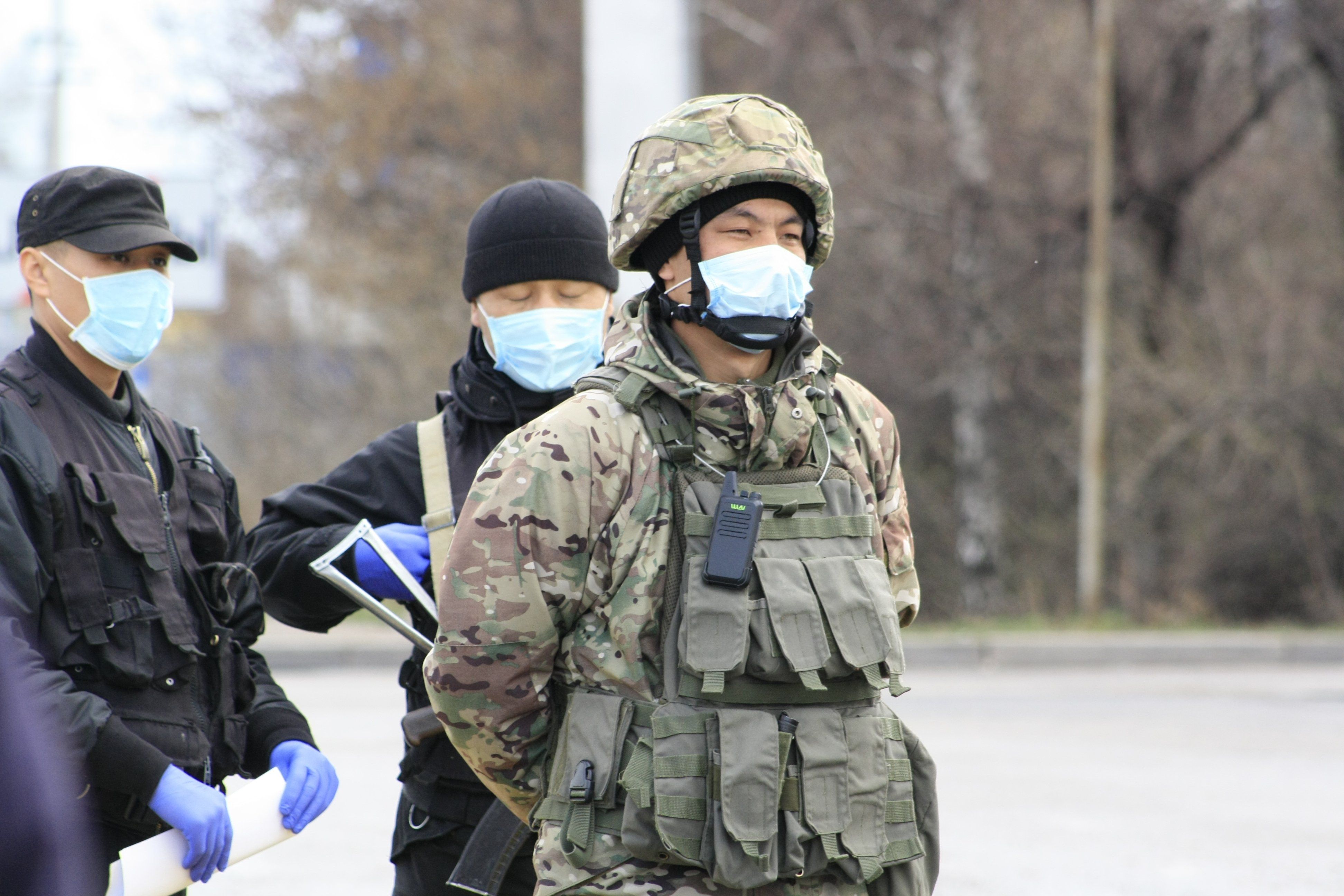 Режим казахстана. Режим ЧП В Казахстане. Военные Казахстана в маске. Токаев в маске. Охрана Токаева.