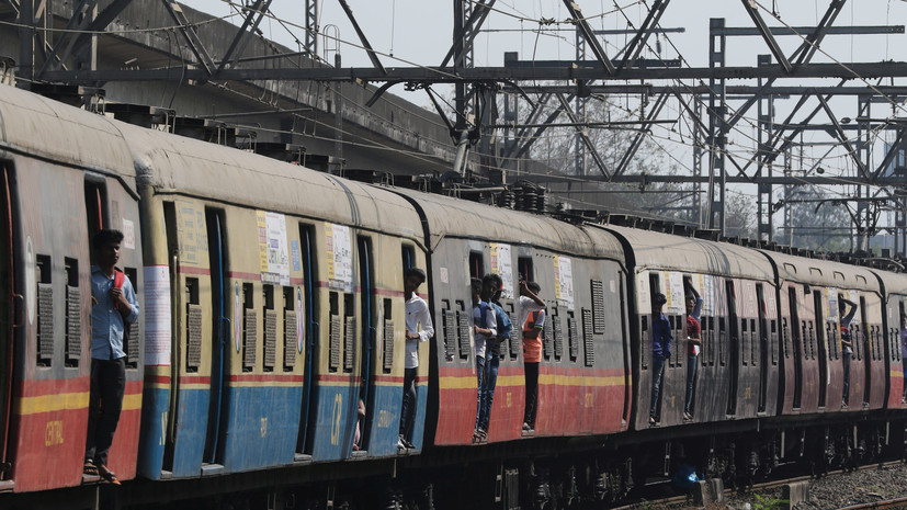 В результате инцидента на железной дороге в Индии погибли более 50 человек