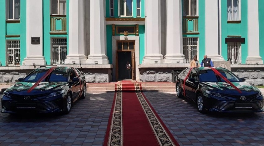 Токаев подарил Союзу писателей две Toyota Camry за поддержку его на выборах