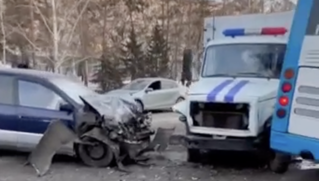 ДТП с легковушками, автобусом и полицейским авто произошло в Павлодаре