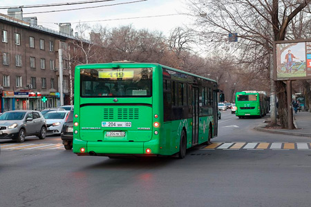 Угрожал ножом водителю автобуса в Алматы: Мужчину водворили в ИВС