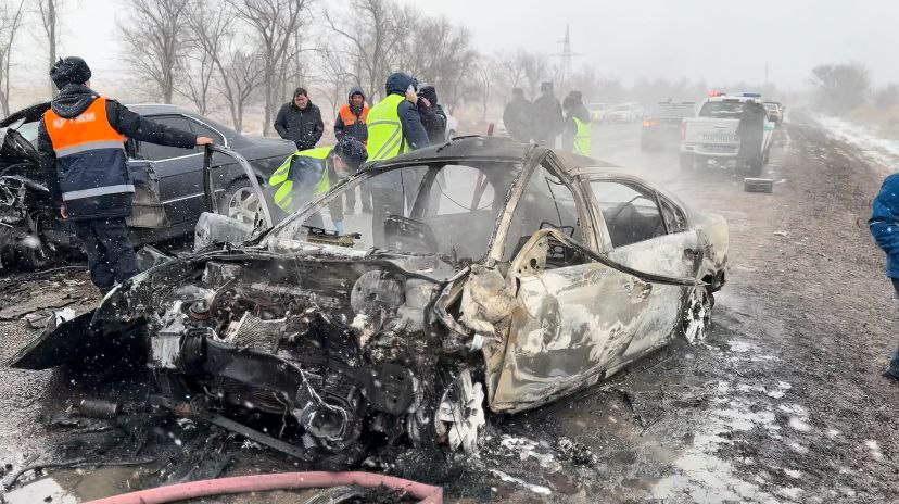 Четыре человека погибли и один госпитализирован в ДТП на трассе в Алматинской области