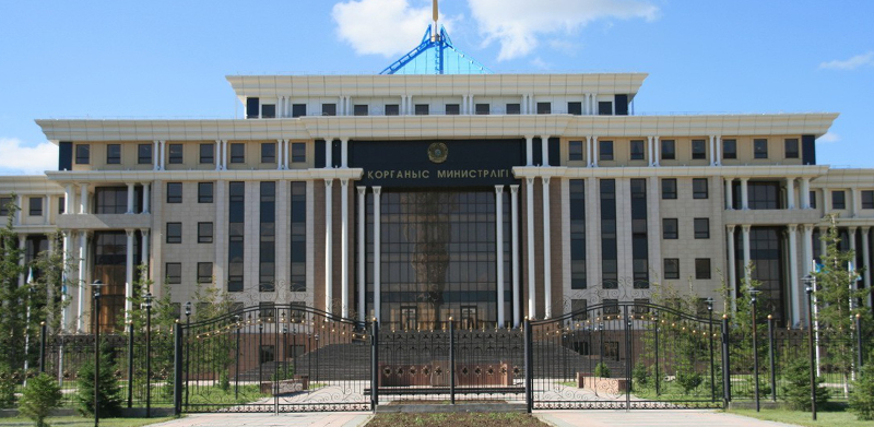 Функции центрального аппарата минобороны и полномочия министра расширили в Казахстане