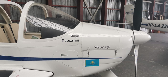 Имя заслуженного пилота Пархатова присвоено самолету Академии гражданской авиации РК