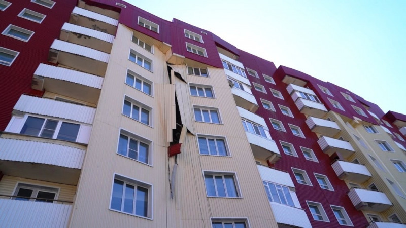 Часть стены новой жилой многоэтажки разрушилась в Усть-Каменогорске
