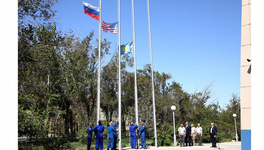 Kazakhstan's flag raised before manned launch to ISS