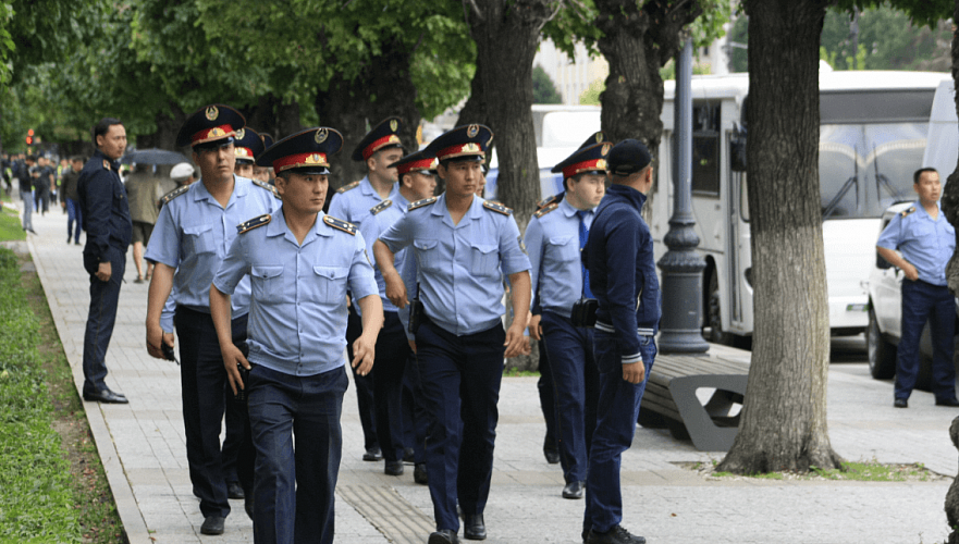 Токаев поручил увеличить зарплаты сотрудников оперативно-следственных служб полиции