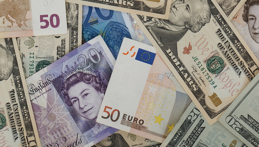 Курс евро к доллару будет снижаться – эксперт 