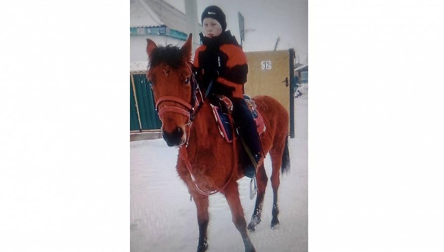 Восьмилетний мальчик уехал из дома верхом на лошади и пропал в непогоду в области Абай