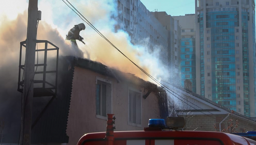 Крупный пожар в густонаселенном частном секторе Левобережья потушили в Нур-Султане