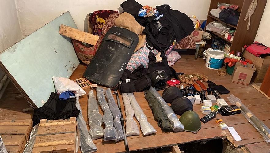 Крупный схрон оружия и боеприпасов нашли в Алматы