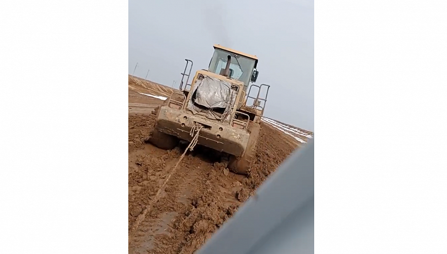 «Не позорьте нас» – автомобили годами продолжают вязнуть в грязи на дорогах ЗКО (видео)