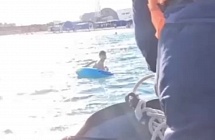 10-летнего ребенка на надувном круге унесло на сотни метров от берега в Каспий в Мангистау