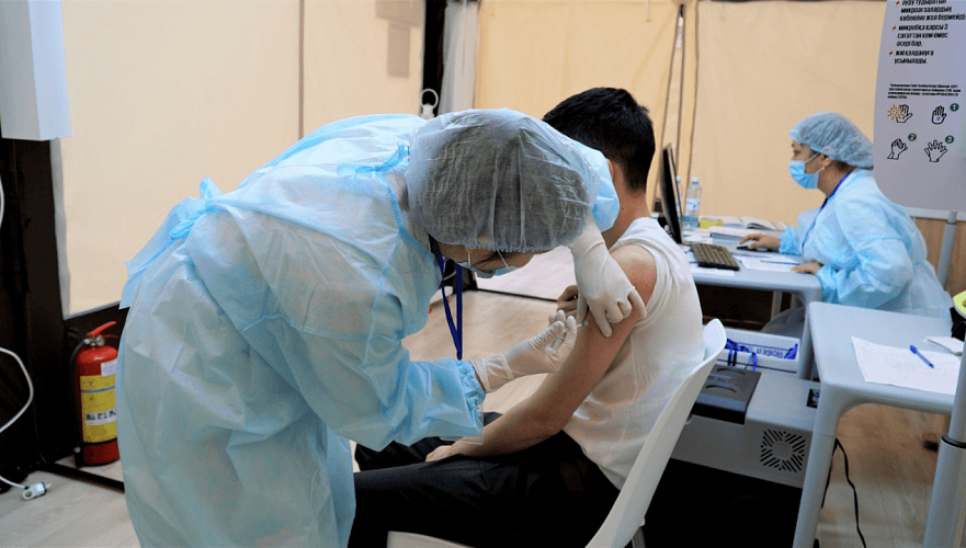 Более половины подлежащих вакцинации в Казахстане получили первую дозу вакцины от КВИ
