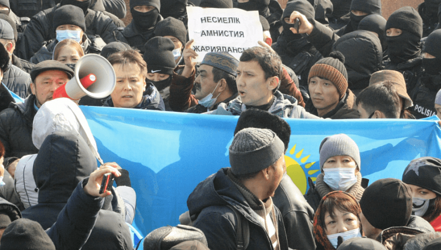 Силовики Алматы уже восьмой час удерживают митингующих в оцеплении, одного увезла полиция (видео)