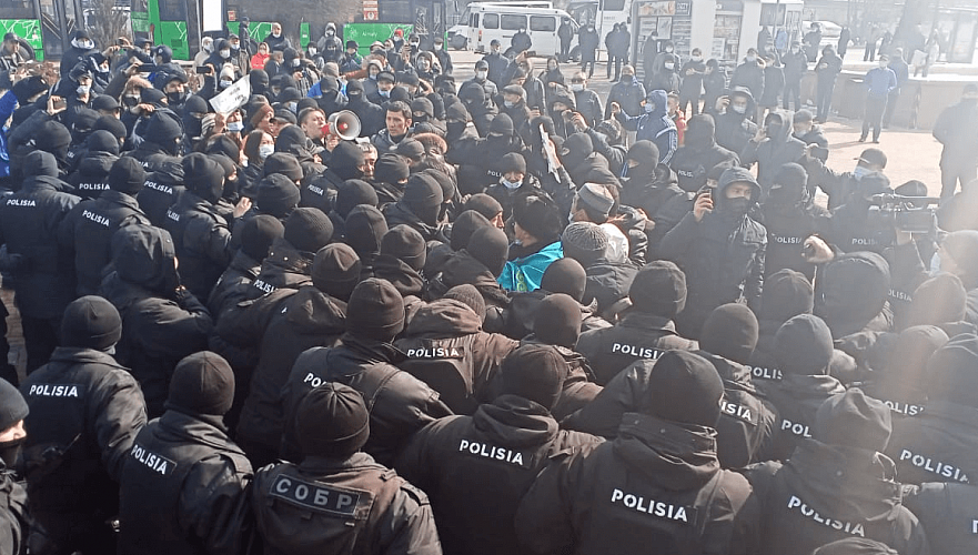 Силовики взяли в оцепление Жанболата Мамая и его сторонников на митинге в Алматы (видео)