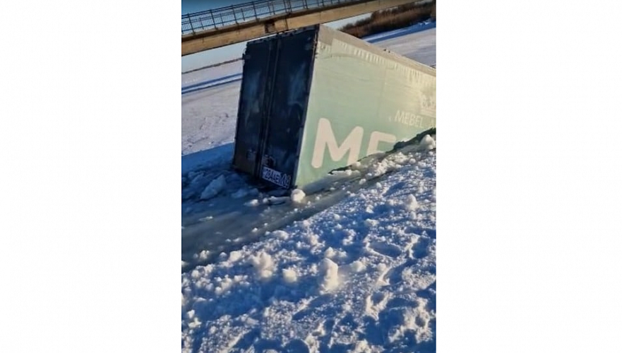 Два авто с семерыми взрослыми и двумя детьми ушли под лед в Карагандинской области