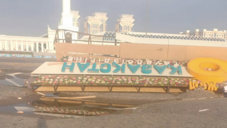 В Нур-Султане на женщину упала инсталляция к 30-летию независимости