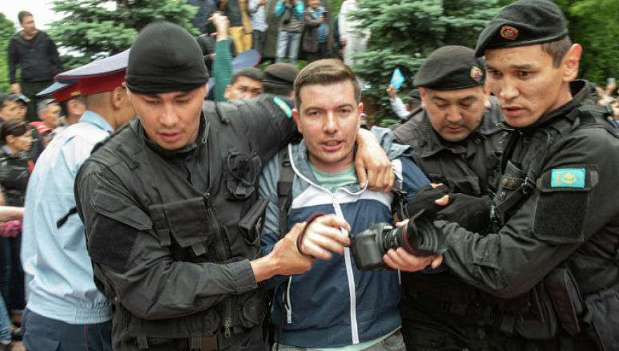 Власти Казахстана относятся к журналистам как к обслуживающему персоналу – эксперт