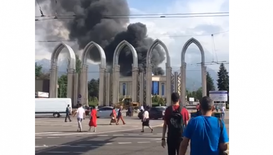 Пожар по повышенному рангу тушат на «Атакенте» в Алматы