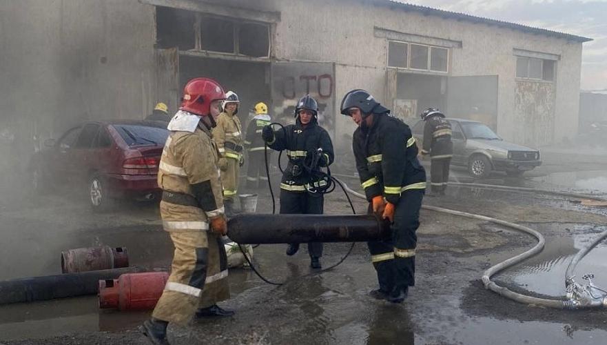Работник СТО получил ожоги при пожаре грузового автомобиля в Таразе