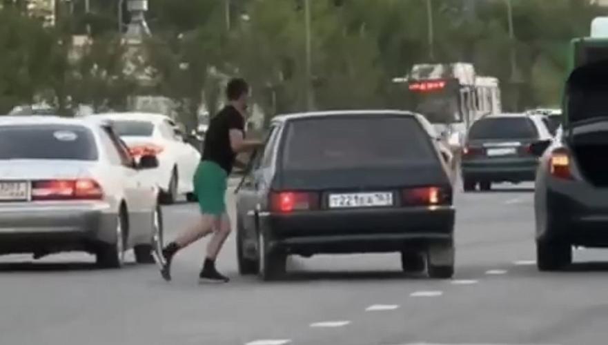 Мужчина с ломом напал на автомобилиста в Алматы