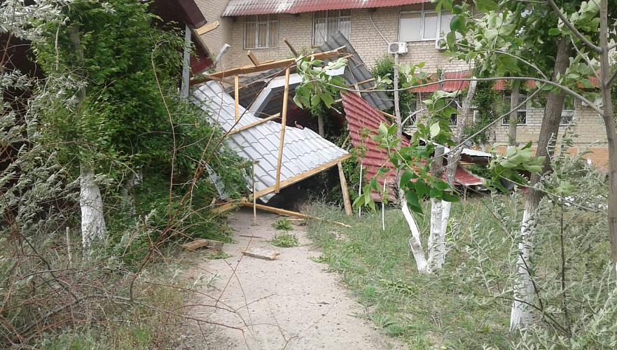 В Атырау из-за сильного ветра сорвало кровлю со здания областного тубдиспансера