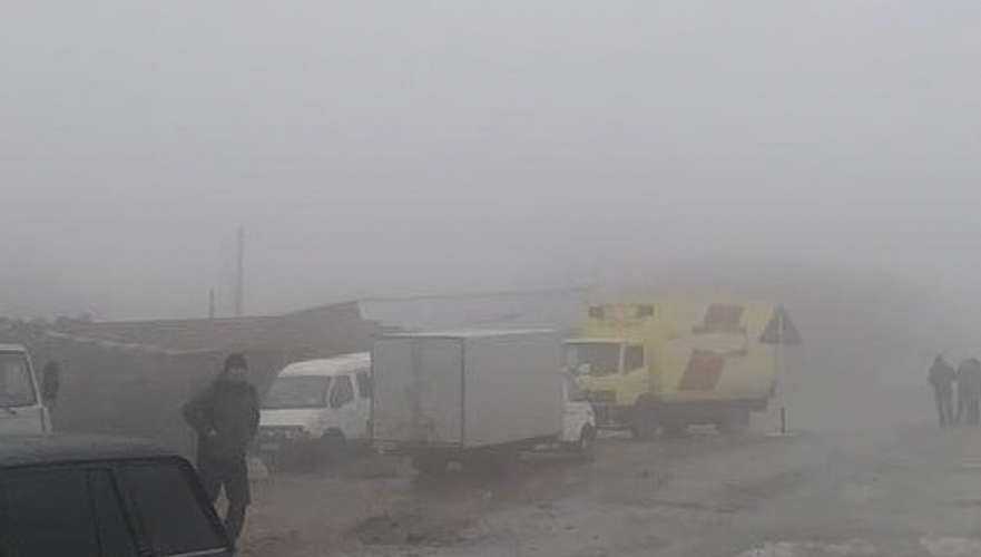 Грузовые и легкие автомобили застряли на трассе из-за гололеда в Туркестанской области