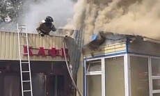 Кровля продуктового магазина и кафе загорелась в Таразе