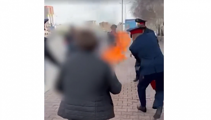 Асылов прямо связал попытку самосожжения у здания МВД в Нур-Султане с волокитой полиции