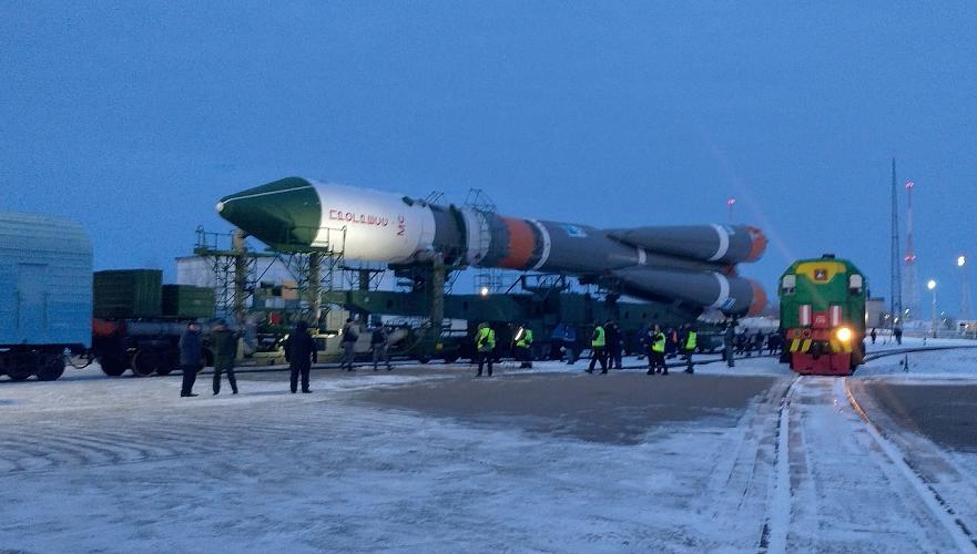 Ракета «Союз» с грузовым «Прогрессом» установлена на стартовый комплекс Байконура