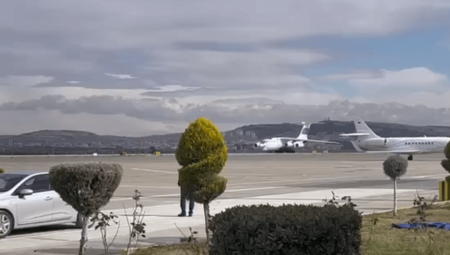 Самолет с казахстанскими спасателями и медиками приземлился в турецком Газиантепе