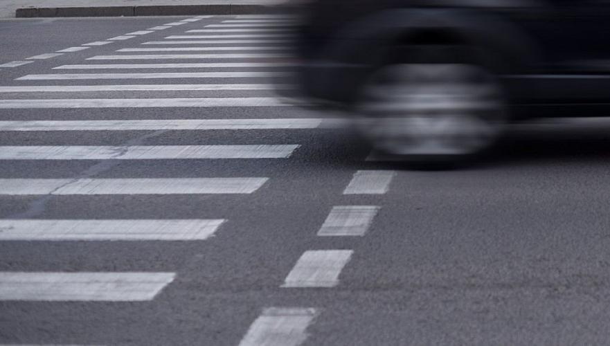Водитель легковушки сбил человека на пешеходном переходе в Караганде