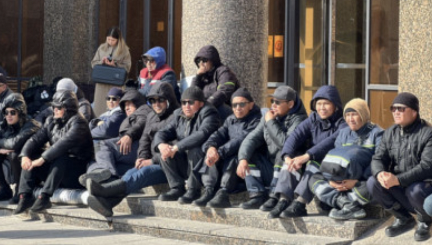 Бывшие нефтяники Жанаозена ежедневно собираются перед зданием «ОзенМунайГаз» – акимат