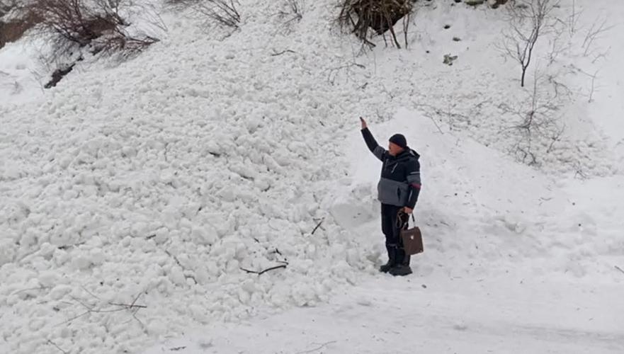 Третий за день сход лавин произошел в Казахстане – на это раз завалило дорогу Катон-Карагая