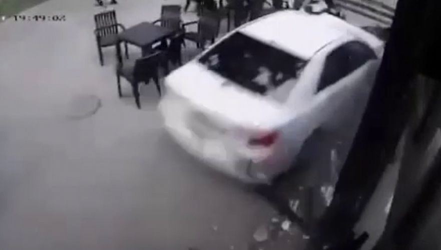 Женщина пострадала при наезде легковушки на летнее кафе в Алматы 
