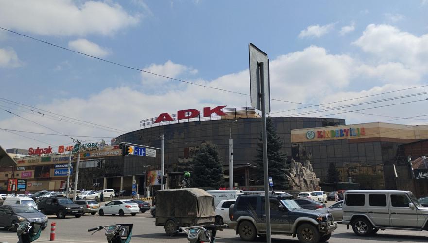 Кровля одноэтажного здания горит в районе ТРЦ ADK в Алматы