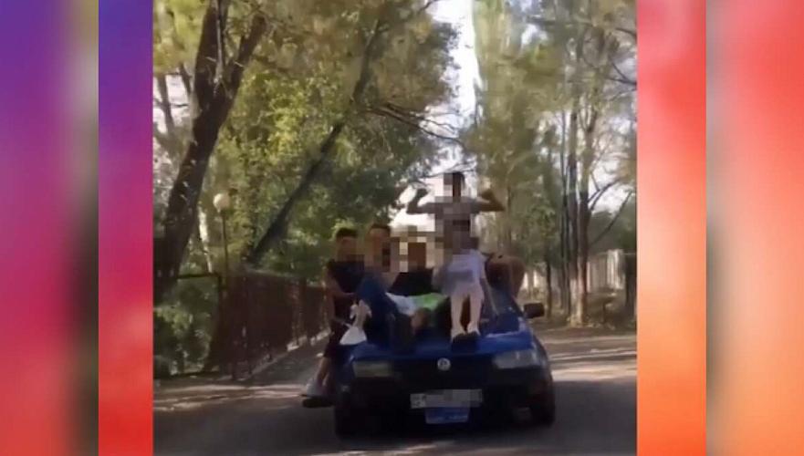 Молодежь каталась на капоте и крыше автомобиля в Мерке (видео)