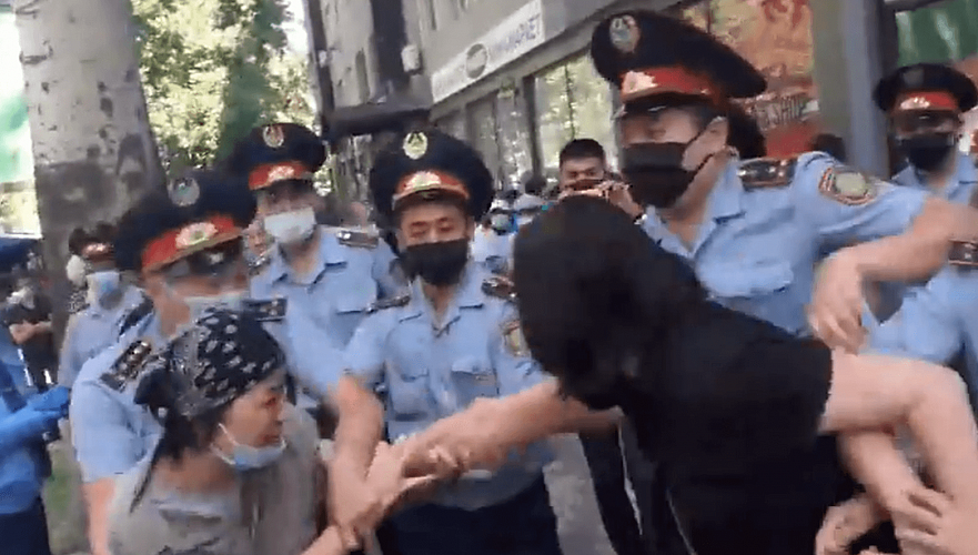 Полиция Алматы отпустила известную активистку Асю Тулесову