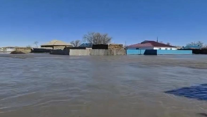 Защищавшую поселок от паводков земляную насыпь прорвало в Актюбинской области
