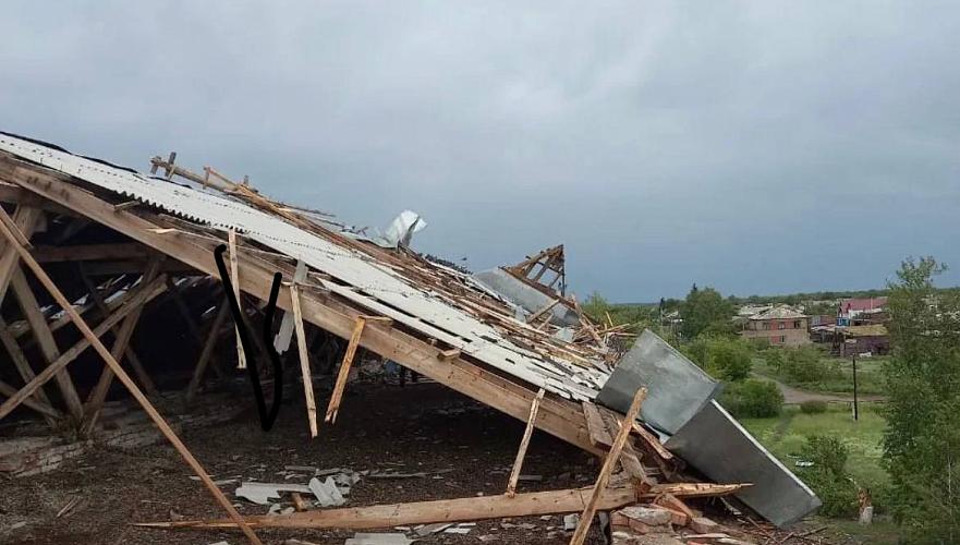 В школах и жилых домах сорвало крыши в Акмолинской области