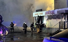 В Костанае спасатели извлекли два кислородных баллона из горящего магазина