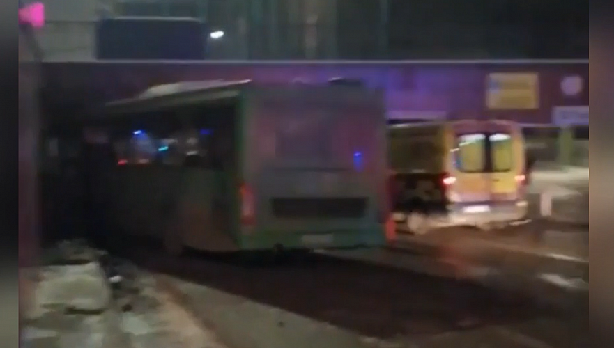 Полиция о ДТП с участием автобуса в Алматы: Водитель не справился с управлением