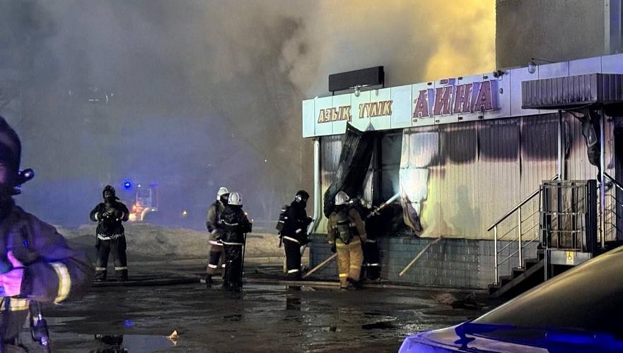 В Костанае спасатели извлекли два кислородных баллона из горящего магазина